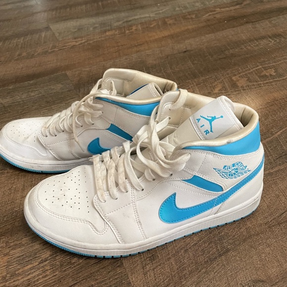 Nike Air Jordan 1 Mid UNC Women’s - Picture 2 of 5